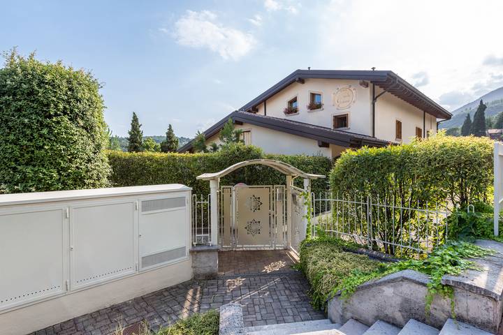 Vacation rental for 4 people, with lake view and yard in Brescia Province