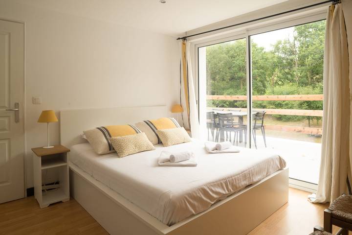 Gîte pour 12 personnes, avec terrasse ainsi que piscine et jardin, adapté aux familles à Ciboure - 4