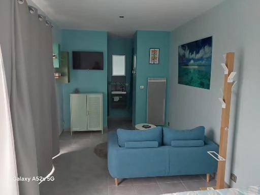 Location de vacances pour 2 personnes, avec piscine et vue ainsi que terrasse et jardin à Saint-Germain-Lembron - 2