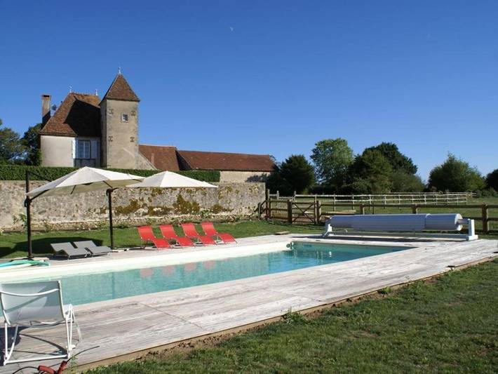 Location de vacances pour 8 personnes, avec piscine ainsi que terrasse et jardin à Le Brethon