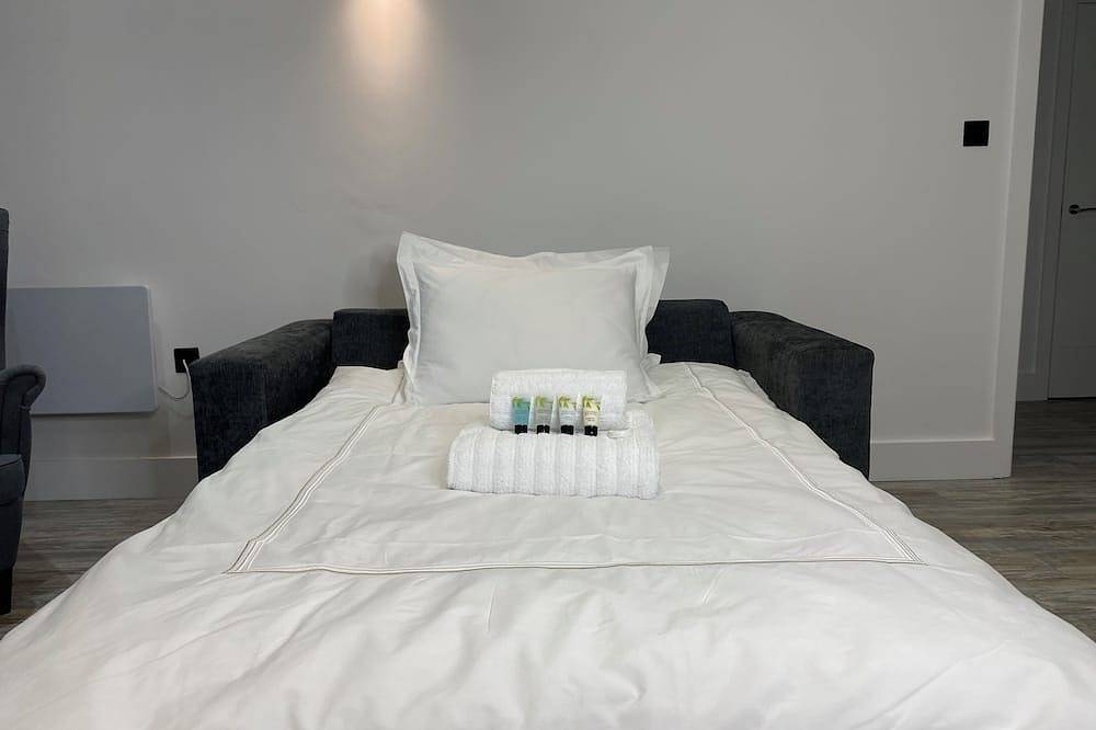 Entire apartment, Town Center Two-Bedroom in Swindon, North Wessex Downs