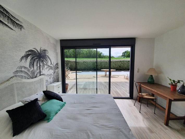 Location de vacances pour 4 personnes, avec piscine ainsi que vue et terrasse à Rouillon - 4