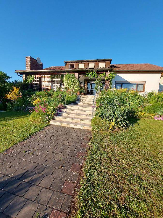Ferienwohnung für 2 Personen, mit Terrasse und Garten sowie Ausblick