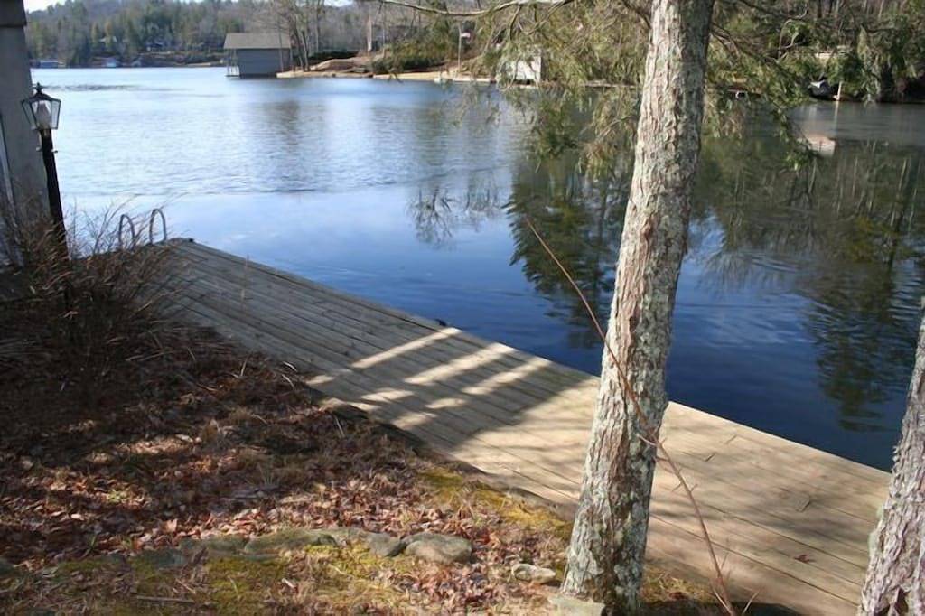 Ideale Berghütte, die am Toxaway See lebt in Lake Toxaway