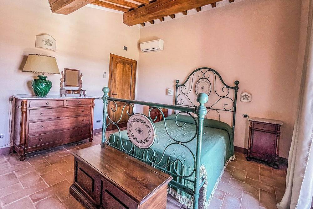 House With Private Pool and Fenced Garden in Quiet Location. Panoramic Views in Perugia Province