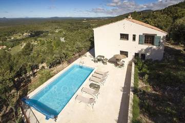 Chambre d’hôte pour 3 personnes, avec vue ainsi que piscine et jardin à Tourtour