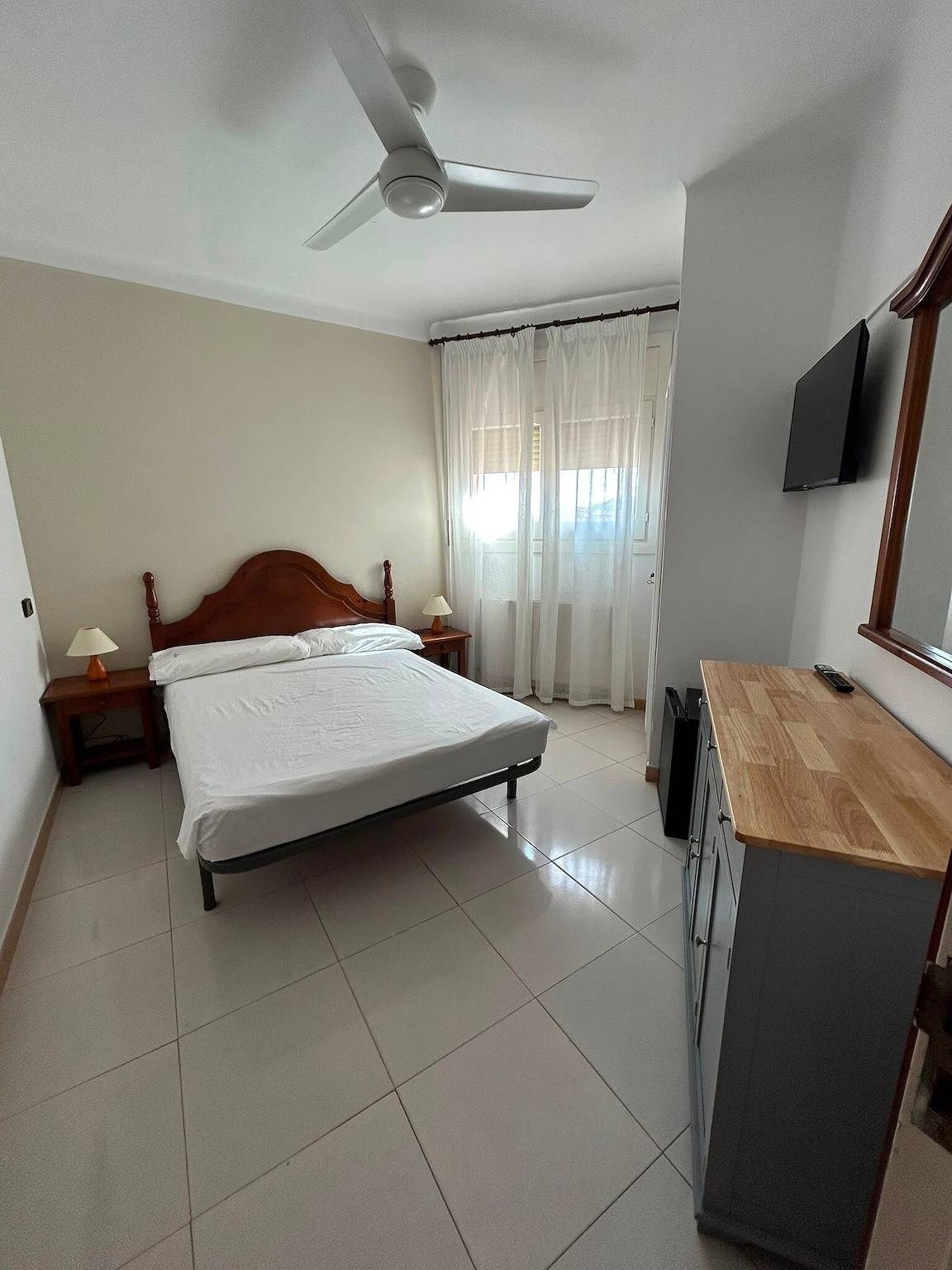 Chambre « Habitación Doble-Cama de Matrimonio » avec piscine, terrasse partagées et Wi-Fi in Llançà, Haut-Ampurdan