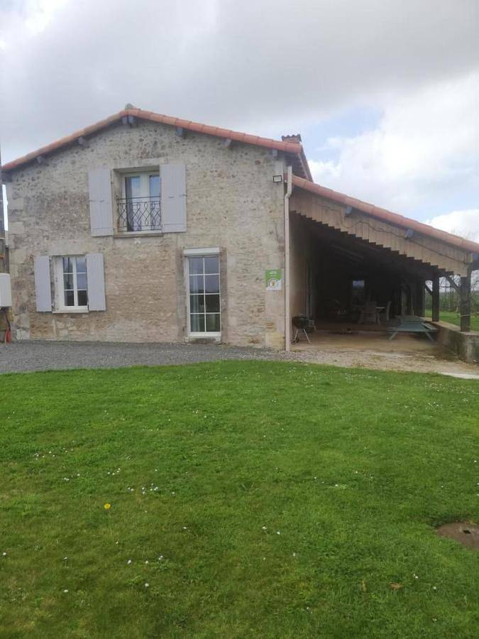 Location de vacances pour 6 personnes, avec Terrasse et Jardin à Charroux