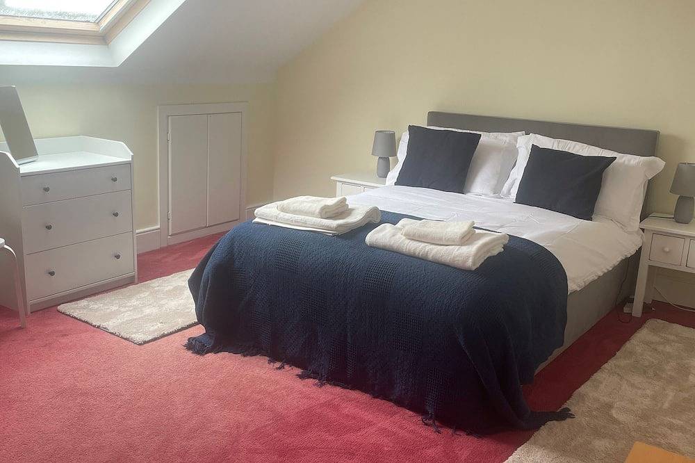 Luxury and spacious 6-bedroom house in marvelous Ballina with many amemities. in Nenagh, Lough Derg