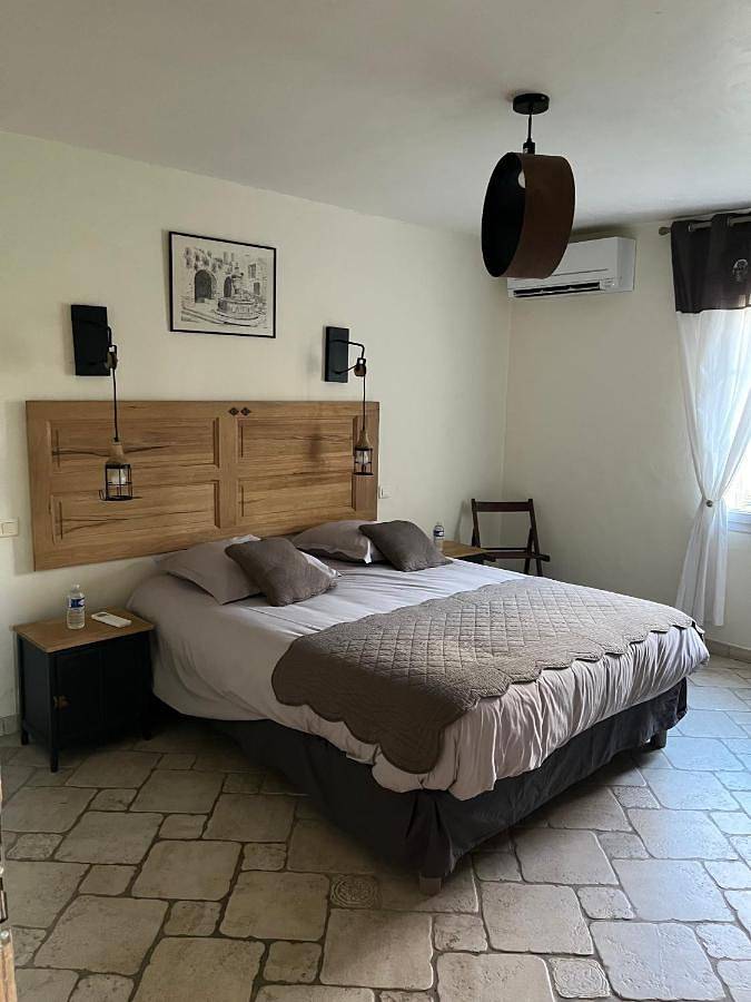 Gîte pour 4 personnes, avec piscine ainsi que terrasse et jardin à Mollégès - 3