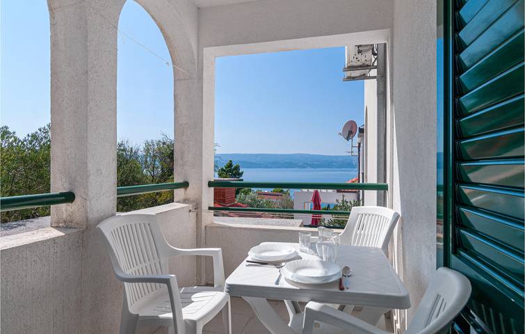 Ganze Ferienwohnung, Charmantes 200 m vom Strand entferntes Apartment mit Terrasse und Parkplatz in Stanici, Omis-Riviera
