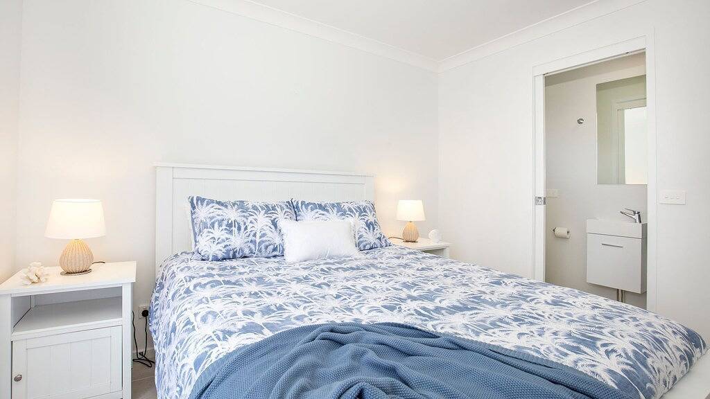 Sandy Feet Retreat - Pet Friendly - 1 Min Walk to Beach in Currarong, Jervis Bay