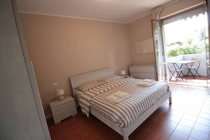 Appartamento intero, Beach House, 300 m dal mare, Marina di Massa, free bike, wifi, air conditioning in Marina di Massa, Massa