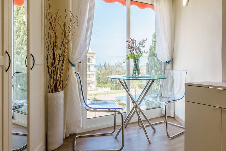 Entire studio, Apartment 'Calypso' with Sea View & Wi-Fi in Urbanizacion Calahonda, Mijas