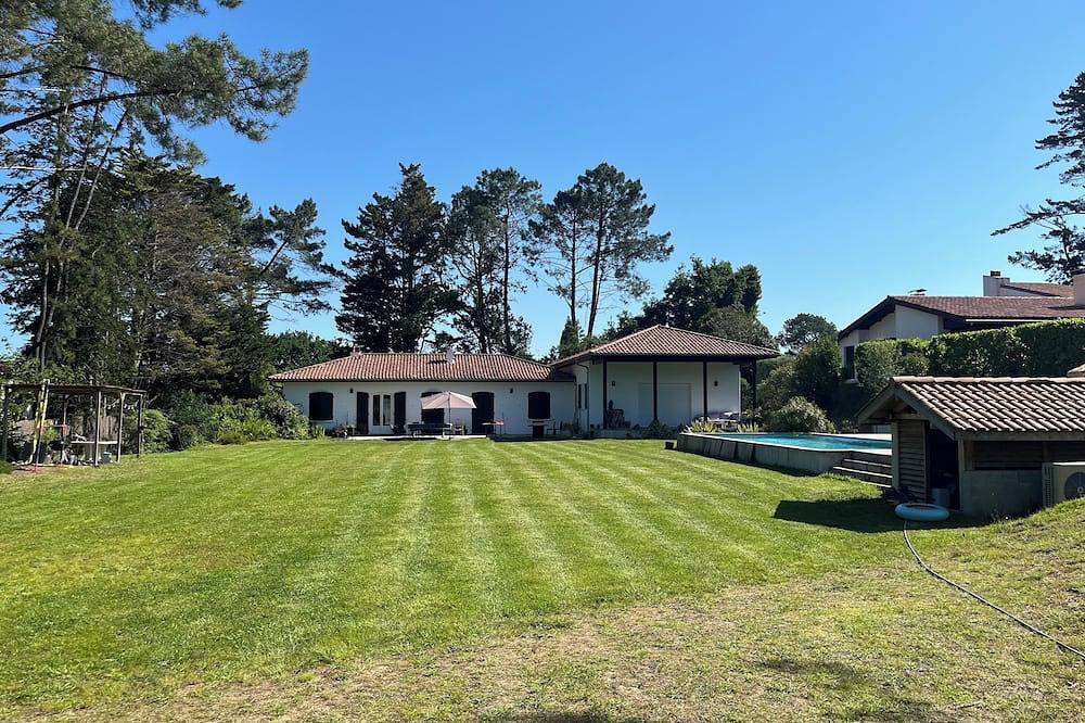 On an exceptional plot of land, recently built house ideally located in Arcangues, Bayonne region