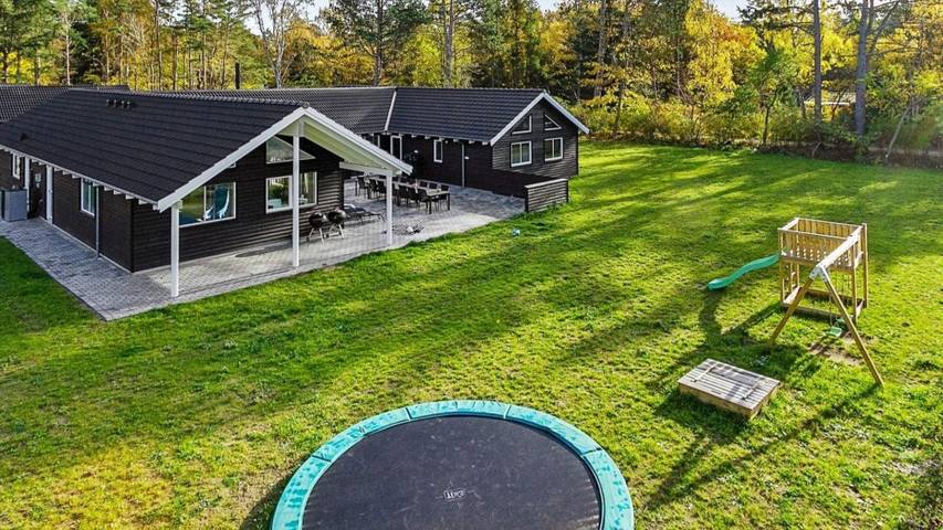 Ferieudlejning for 20 personer, med sauna, husdyr tilladt i Asserbo