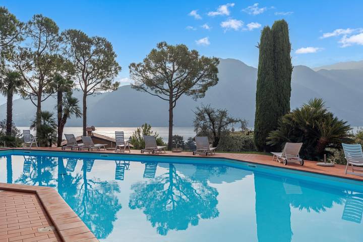Ferienwohnung für 4 Personen, mit Seeblick und Terrasse sowie Pool