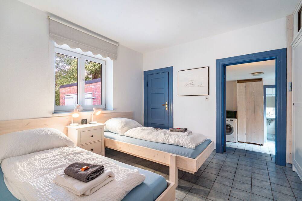 Ganze Wohnung, Apartment 'Alte Polizeistelle Ferienwohnung 2' mit privater Terrasse, privatem Garten und Wlan in Tammensiel, Pellworm