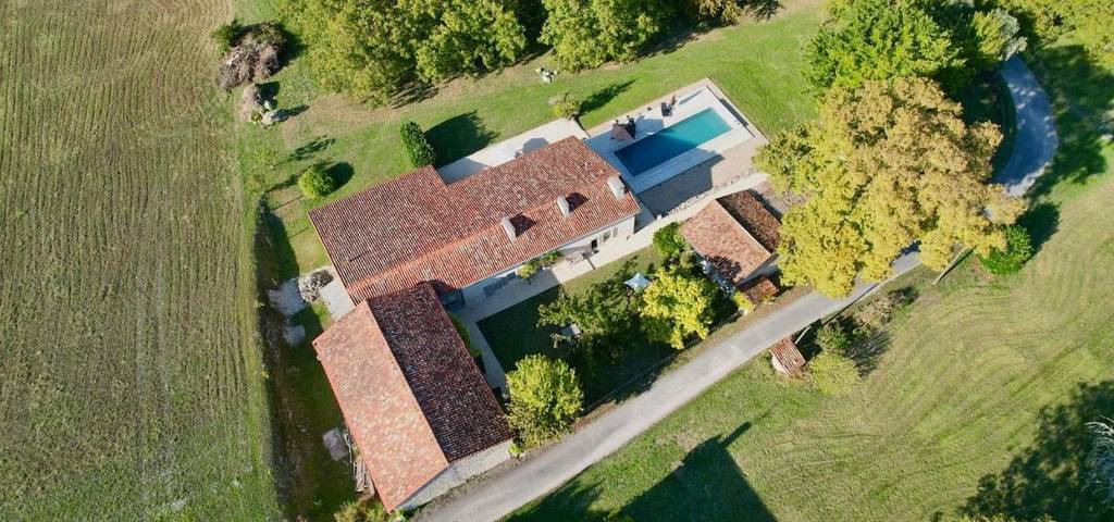 Location de vacances pour 14 personnes, avec Terrasse et Jardin ainsi que Piscine et Vue à Montboyer