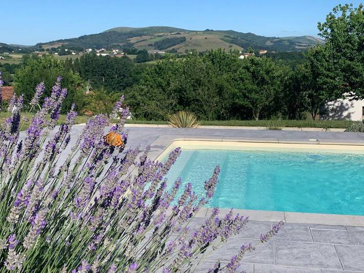 Appartement de vacances pour 4 personnes, avec Jacuzzi et Terrasse ainsi que Jardin et Piscine