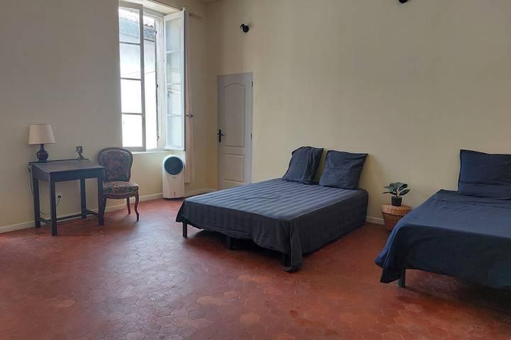 Entire apartment, Spacious Studio in Provence (Near Avignon & the Wine Route) in Roquemaure, Nimes region