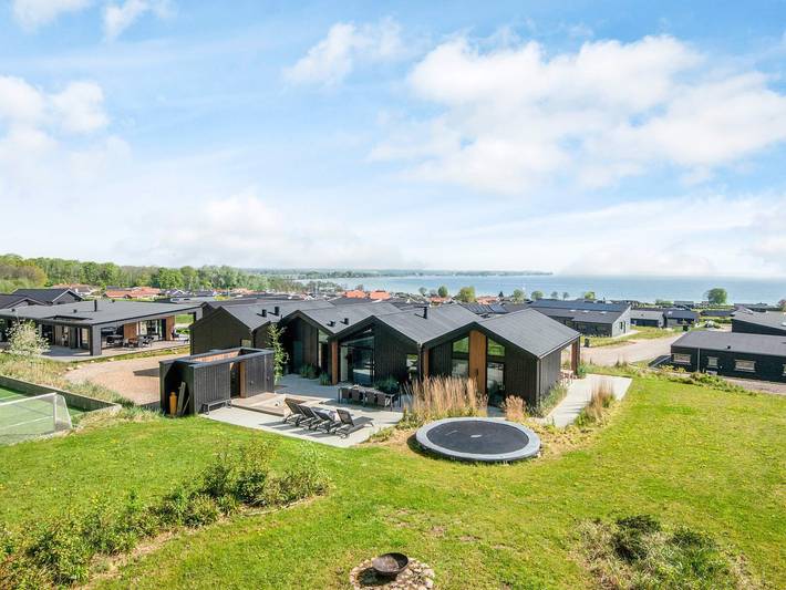 Ferienhaus für 12 Personen, mit Whirlpool und Terrasse sowie Pool in Bjert