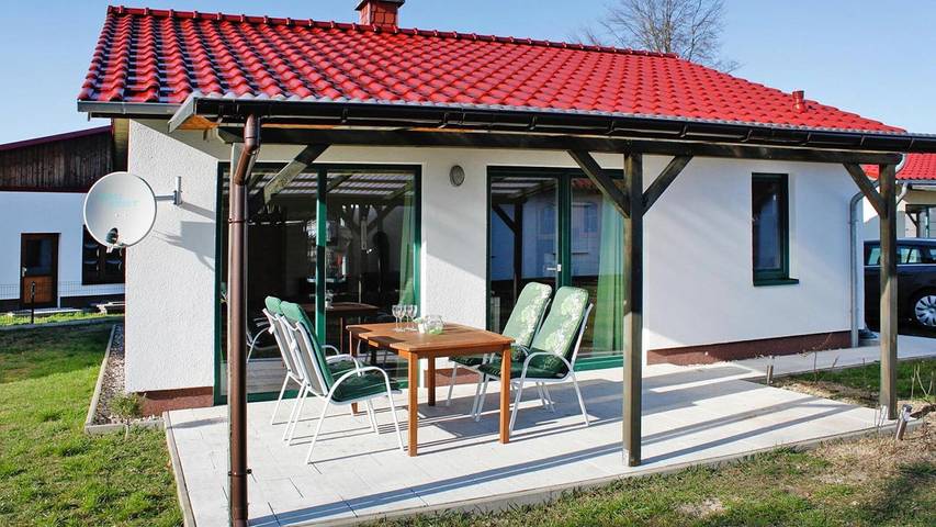 Ferienhaus für 4 Personen, mit Pool und Terrasse in Mecklenburgische Seenplatte