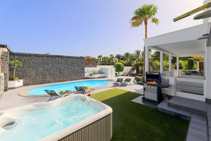 Villa for 6 people, with terrace and hot tub as well as garden in Puerto Calero Marina