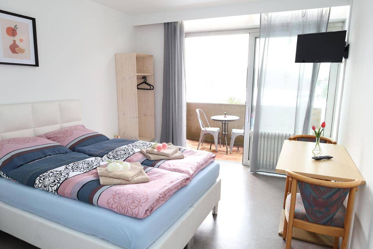Single Room with Shared Shower and Toilet in Sennestadt, Bielefeld