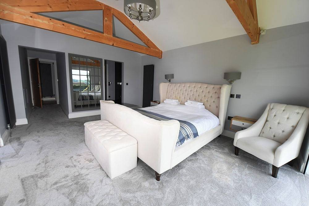 Hilltop Retreat: Panoramic Views, Sunsets, Seclusion, Hot Tub, Fire Pit in North Yorkshire