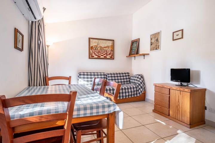 Entire apartment, ‘La Capannuccia A’ Apartment with Shared Garden, Wi-Fi & Air Conditioning in Spiaggia della Feniglia, Orbetello
