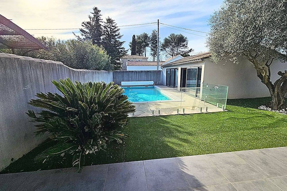 Modern house in Avignon with large swimming pool in Avignon, Vaucluse