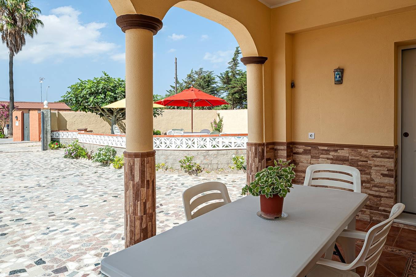 Ruhiges Haus "Camino del Pozo La Boyal" in der Nähe des Stadtzentrums mit Pool und Rasenfläche in Pago del Humo, Chiclana de la Frontera