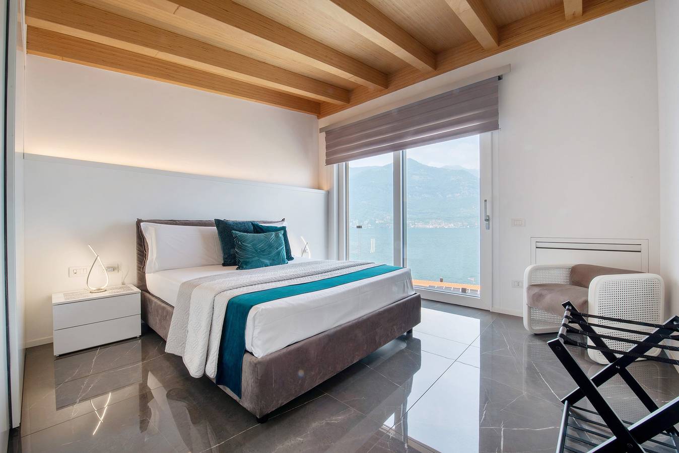 Ganze Wohnung, Ferienwohnung 'Luxury Lakefront Penthouse' mit Seeblick, Wlan und Klimaanlage in Lezzeno, Comer See