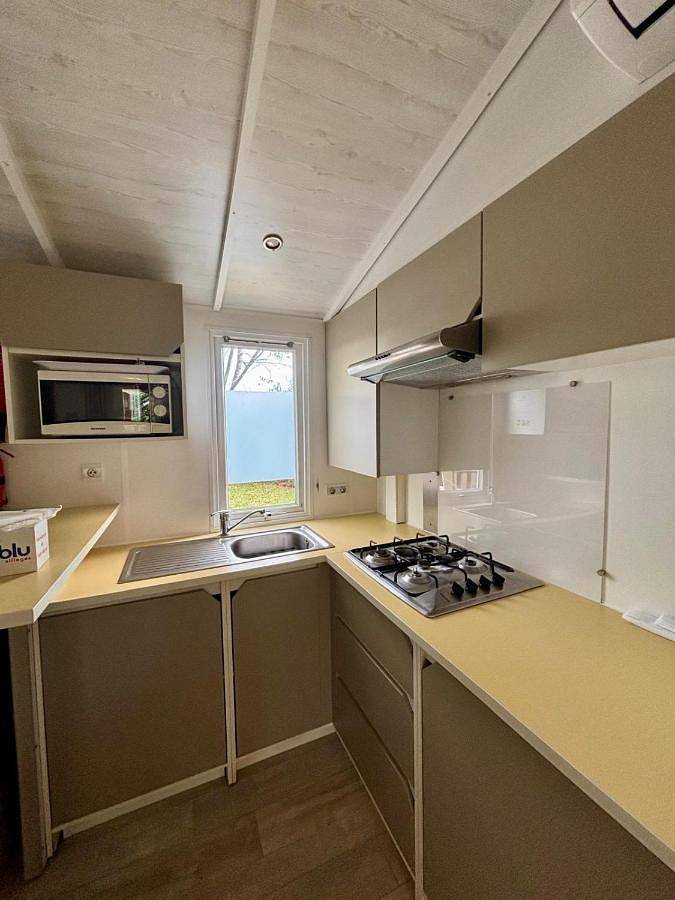 Camping pour 6 personnes, avec terrasse ainsi que jardin et jacuzzi à Parentis-en-Born - 2