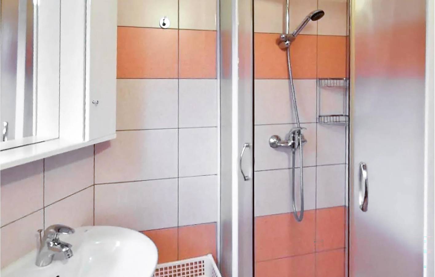 Ganze Ferienwohnung, Apartment mit Meerblick, Terrasse, Küche und Parkplatz in der Nähe des Strandes von Strobec in Stobrec, Split-Dalmatien