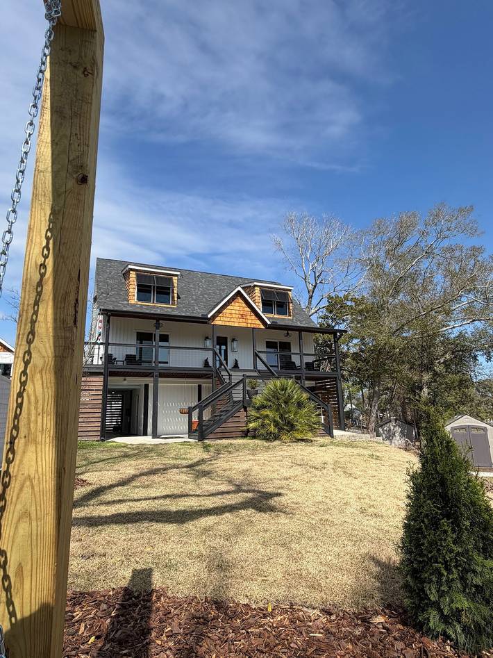 Vacation rental for 20 people, with pool and balcony as well as yard in Oak Island (NC)