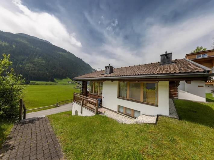 Skihütte in Pinzgau mit Balkon in Pinzgau