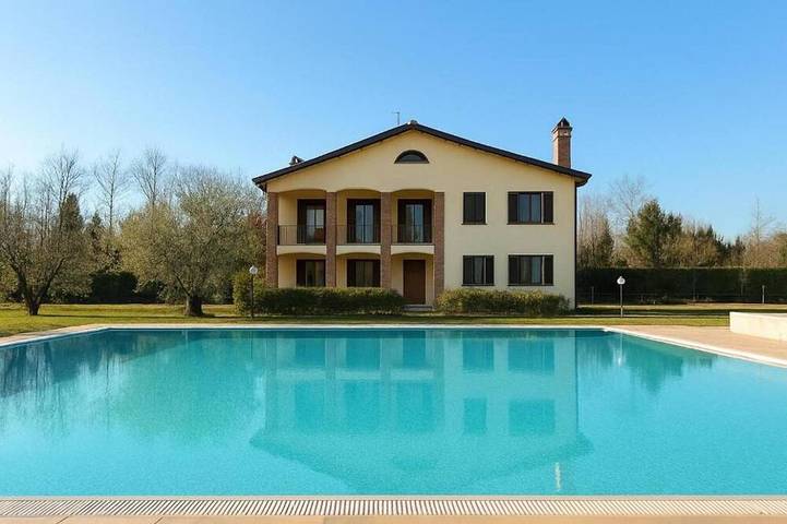 Villa für 12 Personen, mit Balkon und Whirlpool sowie Garten