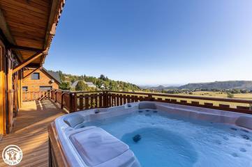 Gîte pour 12 personnes, avec jacuzzi ainsi que terrasse et sauna dans le Puy-de-Dôme