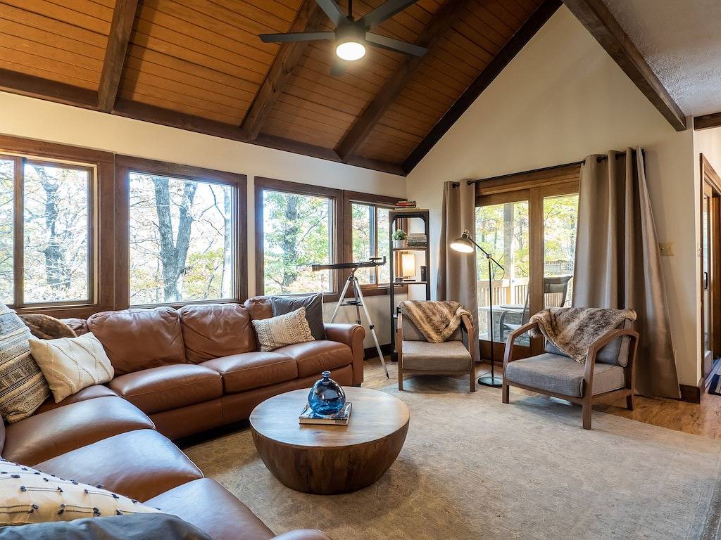 Modern Luxe Treetop Retreat-Hot Tub, Gas Fire Pit, Steps to Ski! Guest Favorite! in Wintergreen, Nelson County