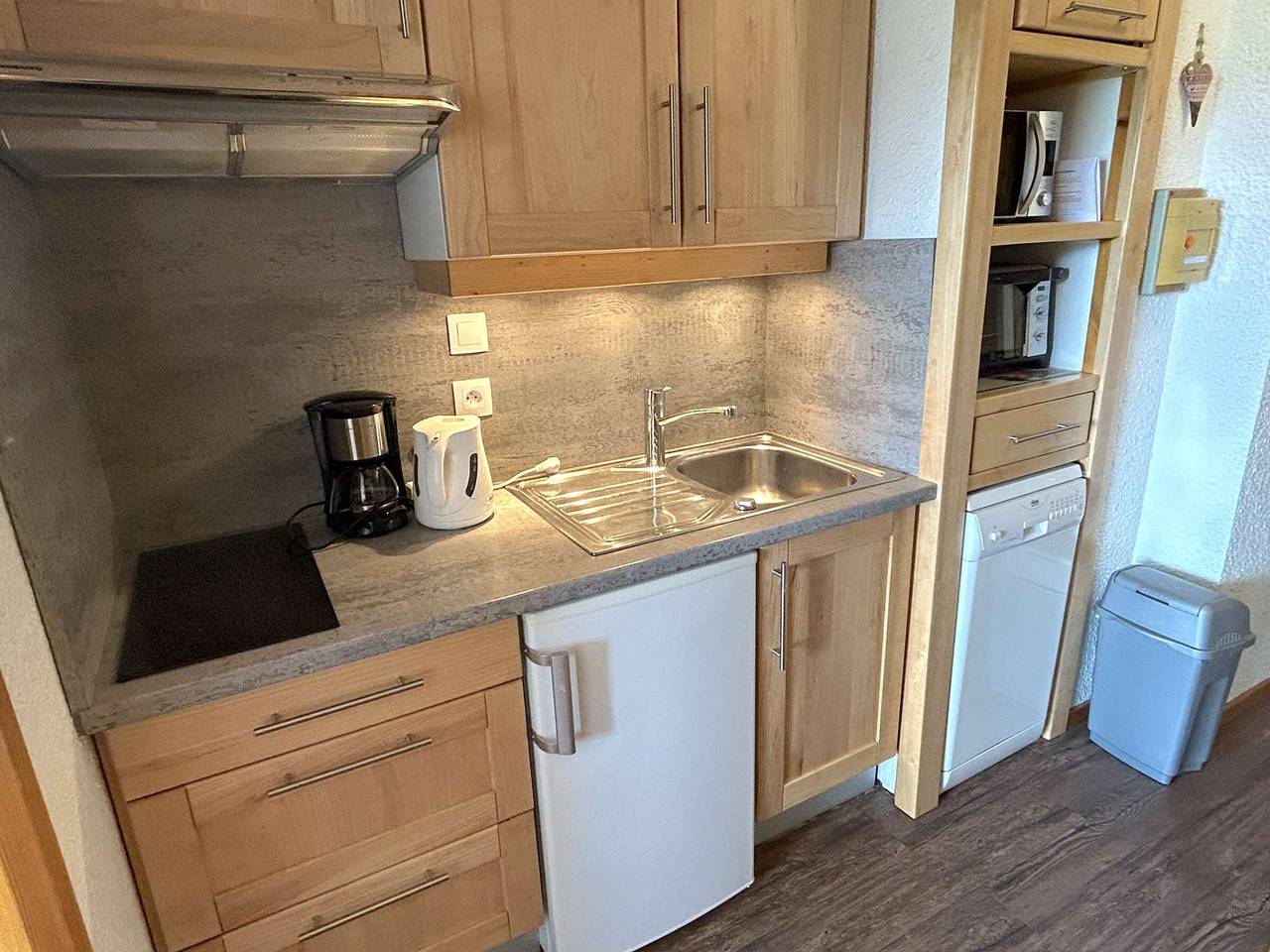 Entire apartment, Cozy Studio with Mountain View, Balcony, and Central Location – Sleeps 4 in Les Saisies, Albertville region