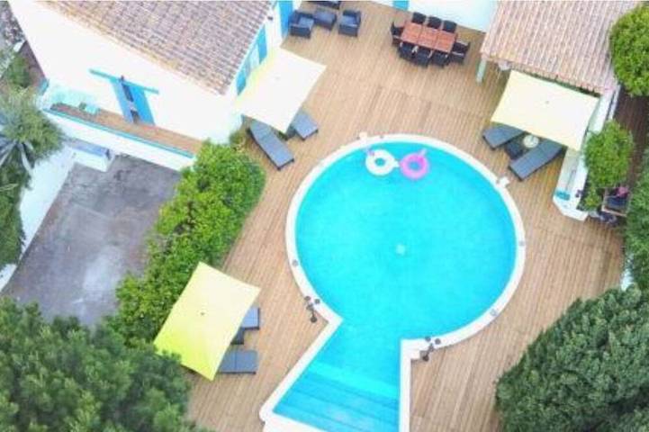 Appartement de vacances pour 15 personnes, avec terrasse ainsi que jardin et piscine, animaux acceptés