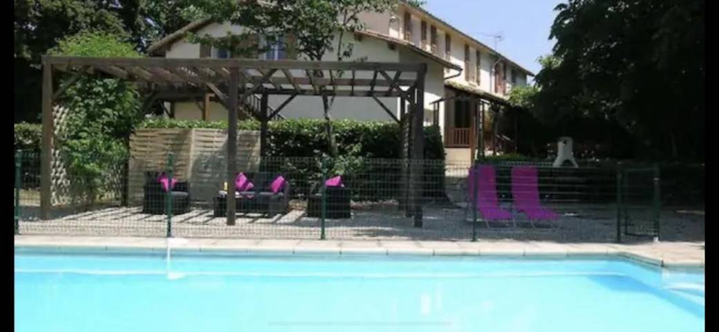 Location de vacances pour 10 personnes, avec vue ainsi que piscine et jardin à Clussais-la-Pommeraie