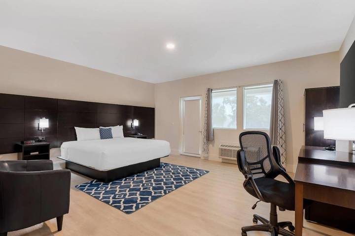 Hôtel pour 4 personnes, avec jardin ainsi que terrasse et piscine, animaux acceptés
