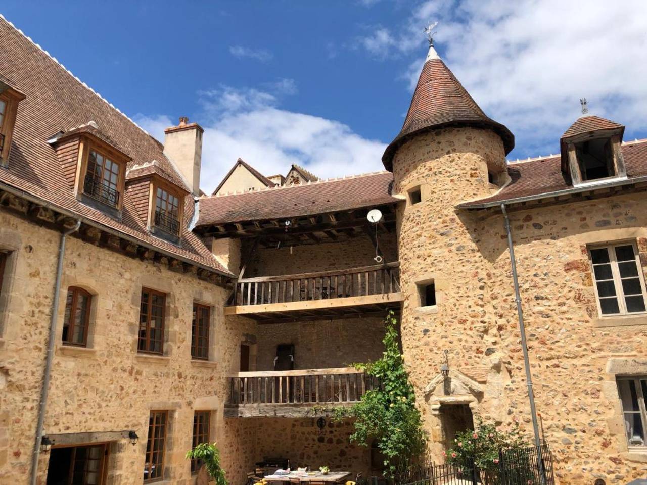 Casa de vacaciones 'L'ancien Collège' con piscina privada, Wi-Fi y aire acondicionado in Hérisson, Región de Montluçon
