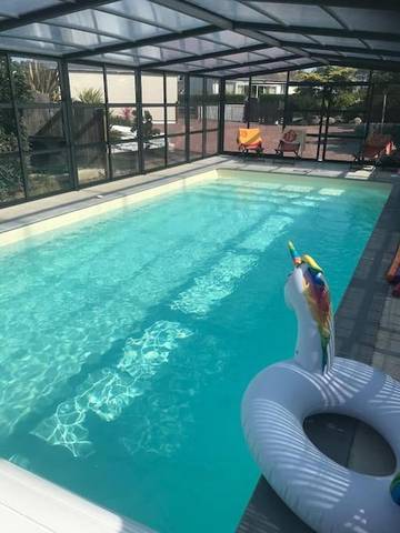 Gîte pour 4 personnes, avec jardin ainsi que piscine et terrasse à Bréhal
