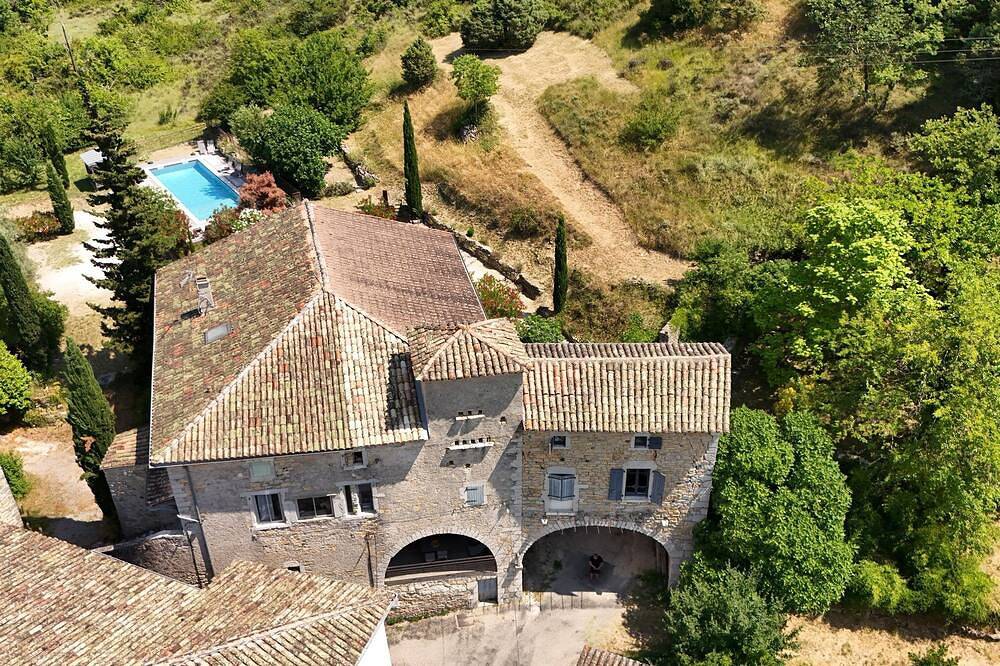 Appartement entier, Sud Ardèche Balazuc site classé:gîte de charme et caractère La Calade et piscine in Les Louanes, Balazuc