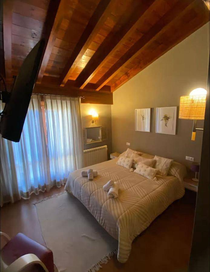 Casa rural para 6 personas, con Balcón y Terraza además de Jardín y Vistas en Miravete de la Sierra - 2