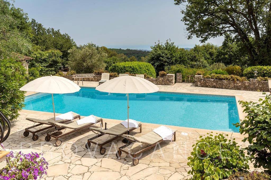 Holiday house with a view and pool in Tourrettes-sur-Loup in Tourrettes-sur-Loup, Région de Cannes